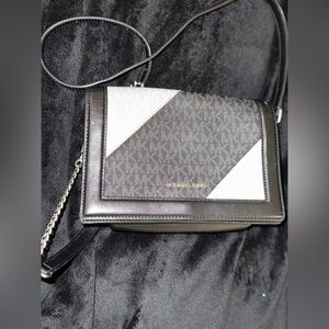 MICHAEL MICHAEL KORS
Jet Set Large Two-Tone Logo and Leather Crossbody Bag